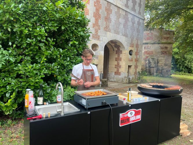 Projet LYJO pause déjeuner cuisine extérieur brasero rallye de la brulerie de Bernay 1ère édition - Studio LUBY